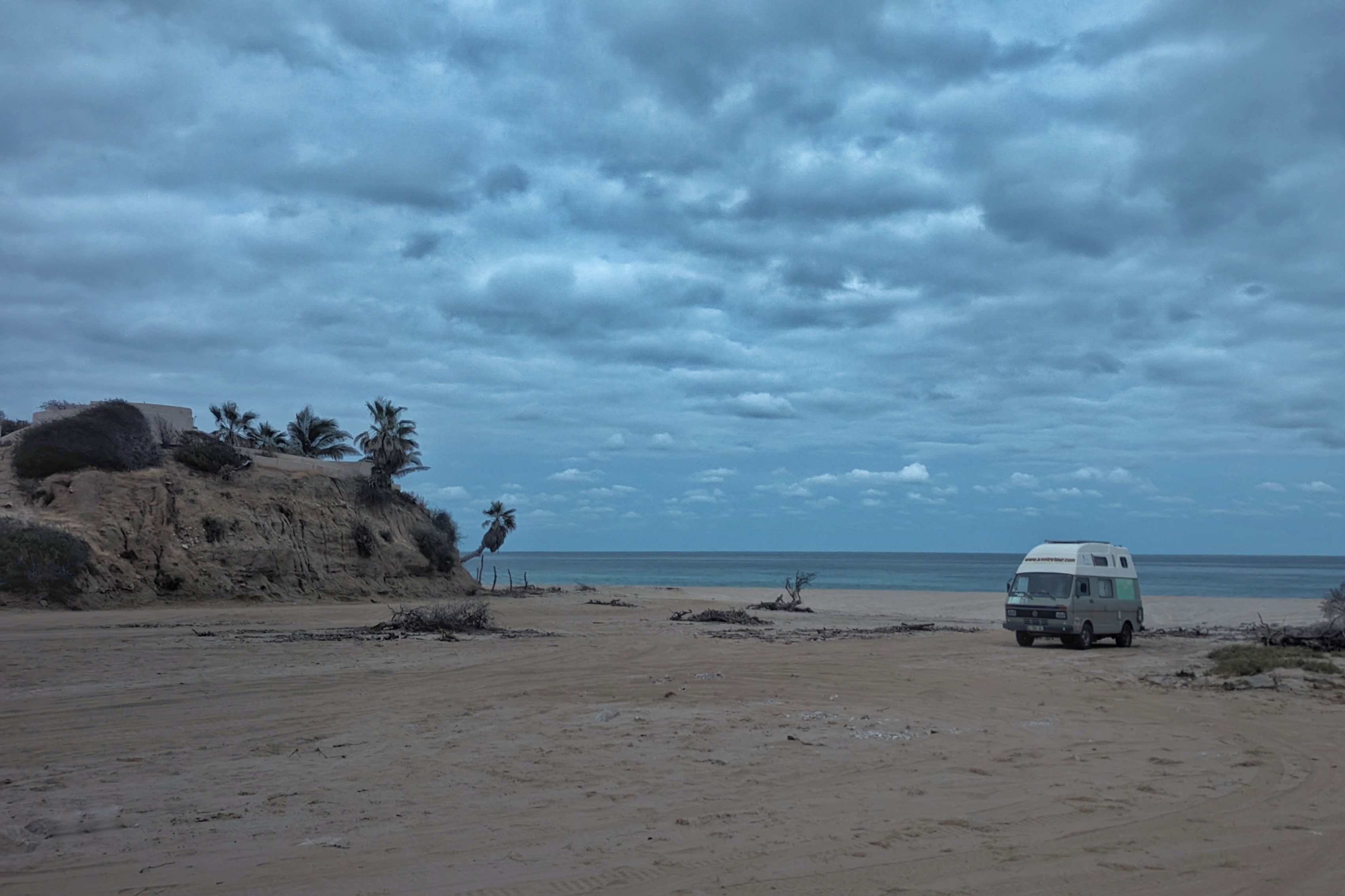 Oscar au bivouac près de la mer